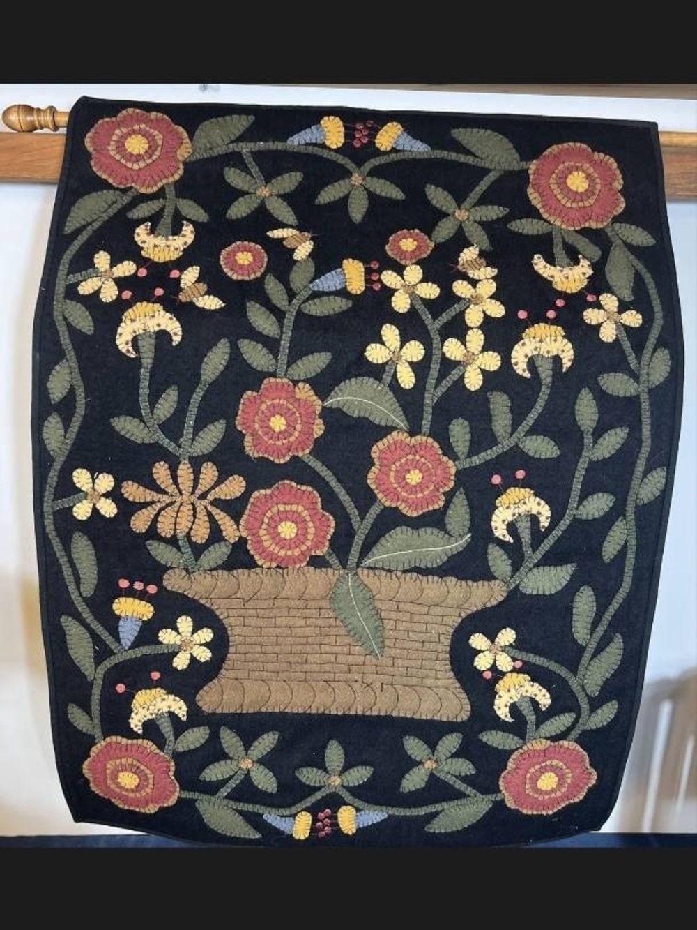 Homespice Busy As A Bee Handmade AppliquéFloral Basket Wall Hanging W/Wood Dowel